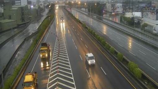 新／大雷雨猛炸「國一仁德出口匝道」封閉