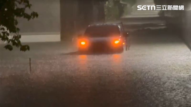 高雄市豪雨不斷，今天（26日）凌晨3時許，鳥松區美山路驚傳有駕駛受困淹水路面。（圖／記者連冠智攝影）