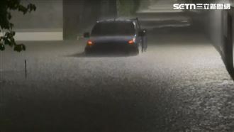 淹水駕駛受困「無奈棄守愛車」看著它泡水