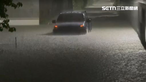 淹水駕駛受困「無奈棄守愛車」看著它泡水