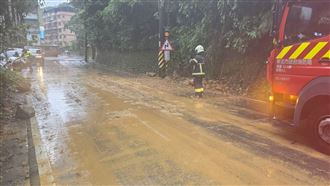 新北大雨不歇　汐萬路土石流、落石阻路