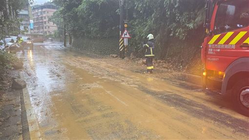 新北大雨不歇　汐萬路土石流、落石阻路