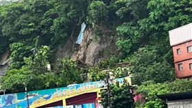 基隆市中山區通明街，再次發生土石崩落，讓當地居民擔心出現土石流。（圖／翻攝市議員宋瑋莉臉書）