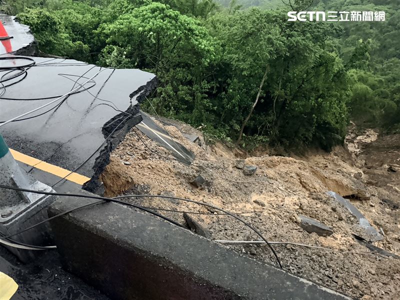 台南龍崎182線路塌了！電桿「整根滑溜」墜邊坡，7戶停電急搶修。（圖／台電提供）