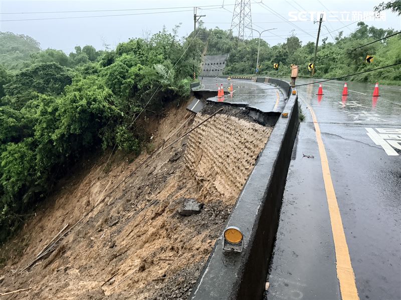 台南龍崎182線路塌了！電桿「整根滑溜」墜邊坡，7戶停電急搶修。（圖／台電提供）