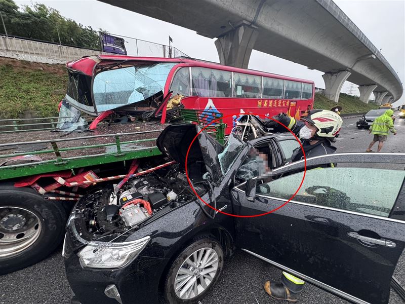 事故現場駕駛一度受困車內。（圖／翻攝畫面）