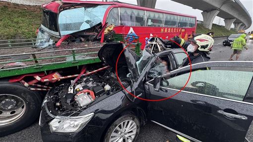 國道9車追撞釀8傷　撞成一團車毀淪廢鐵