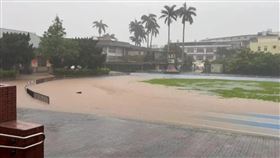後山土石流全部灌進校園，新竹縣新埔國中僅緊急發布通知，今天停止上班上課。（圖／翻攝畫面）