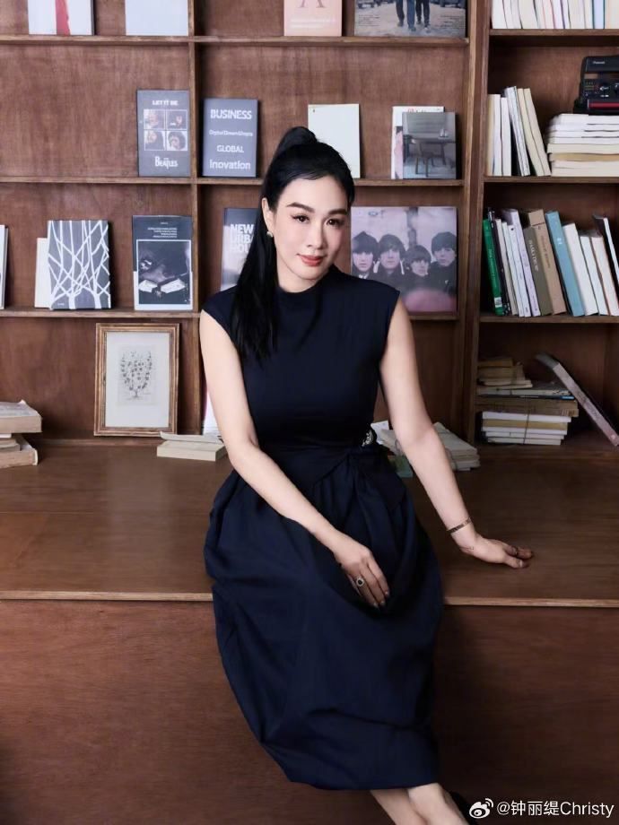 鍾麗緹小女兒日前拍到一名女性如廁畫面，風波持續延燒。（圖／翻攝自鍾麗緹微博）