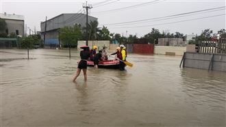 雨炸岡山！岡山慘淹一家6口搭艇急撤