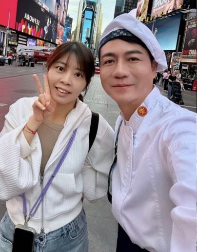 陳隨意在社群平台分享自己與合作了16年的經紀人的合照。（圖／翻攝自臉書）