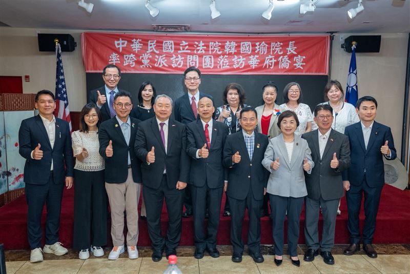 立法院韓國瑜（前排中）率朝野7立委訪美與僑胞晚宴。（圖／立委洪毓祥提供）