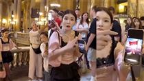 陸聾啞網紅巴黎舉五星旗挨轟　出面道歉了