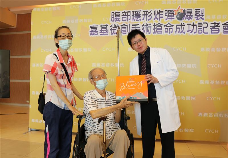 83歲廖姓男子（坐輪椅者）現身向醫療團隊致謝。（圖／嘉基提供）