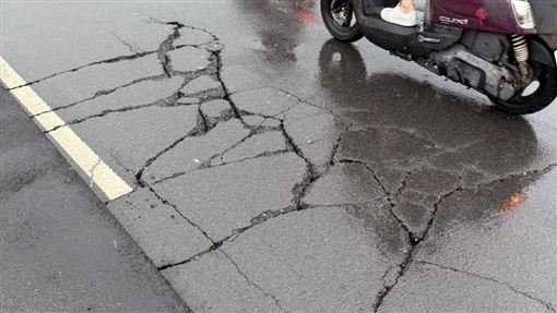 豪雨成災！桃園多路段…路面塌陷、龜裂