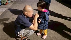 悲傷父親節！癌末爸爸阿懋因窮放棄治療過世妻女哭斷腸　他好心助後事