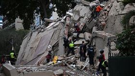 委內瑞拉24發生規模7.2與7.5的強震，目前目前死亡人數高達235人、受傷逾4300人，死傷人數恐持續升高。（圖／翻攝自X平台 @RamirezSiano）