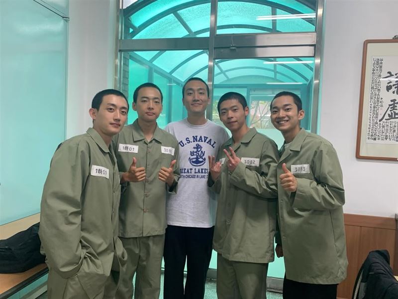《鐵拳教育》男星金均河（中）在播出當下正在度蜜月。（圖／翻攝自IG@_kyuna___）