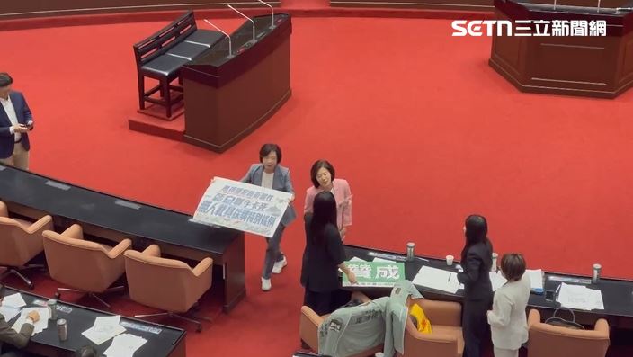 藍白聯手阻擋無人載具採購特別條例，綠委何欣純舉牌對江啟臣連連鞠躬喊拜託不要阻擋無人機（資料圖／記者楊士誼攝影）