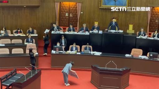 何欣純舉牌對江啟臣鞠躬：拜託別擋無人機