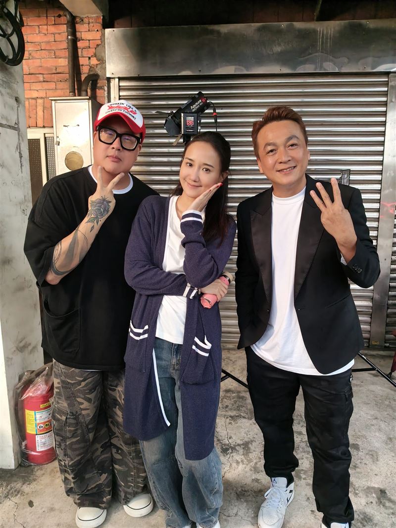 何妤玟幫關三兄弟拍MV。（圖／鑫雨x星語國際娛樂提供）