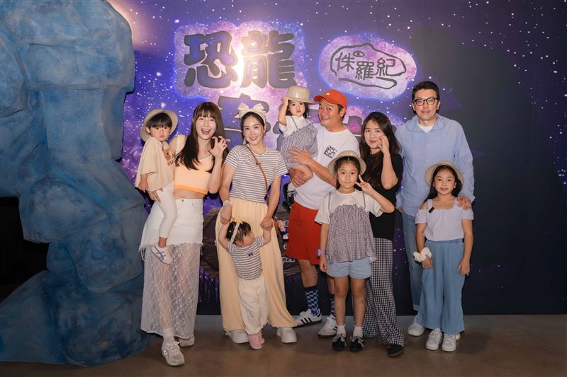 （左起）林舒語、楊晨熙、林佑星、段鈞豪帶小孩搶先體驗《侏羅紀恐龍遇記》親子互動展覽。（圖／寬宏藝術提供）