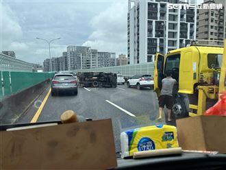 新／台74線小貨車翻覆　橫躺車道後方受阻