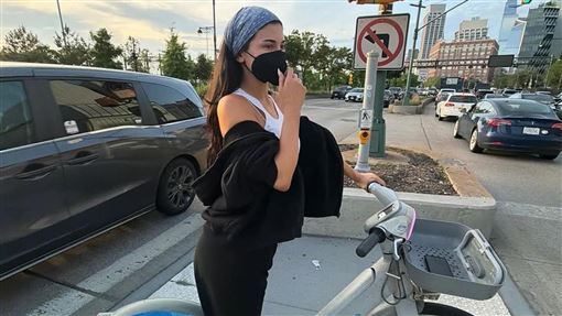 富婆0偽裝現蹤街頭騎單車　網驚：以為AI