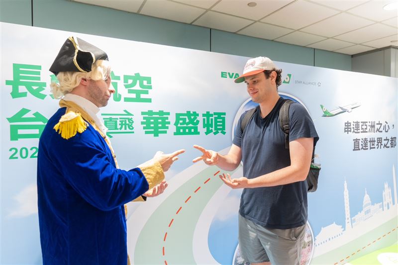 為慶賀桃園－華盛頓特區航線首航，長榮航空特別將候機室融入華盛頓都會元素，並透過視覺錯位的方式把當地的經典地標搬進登機門。現場也結合復古遊樂元素推出「巨型彈珠台」及「猜拳跳格子」互動遊戲，候機室更安排扮演喬治・華盛頓的演員驚喜現身與大家熱情同樂。（圖／長榮航空提供）