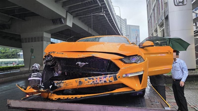 新北市板橋區台64線快速道路，一台福特GT野馬跑車行經積水處時打滑，最後失控撞向旁邊護欄。（圖／翻攝畫面）