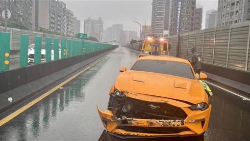 台64驚悚車禍！福特GT野馬失控打滑畫面曝