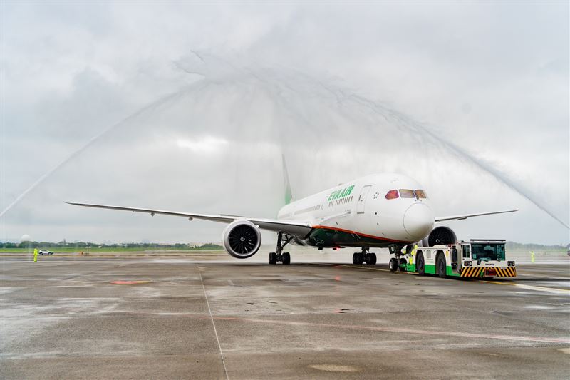 「桃園—華盛頓特區」航線以全新三艙等的波音787-9機型執飛，桃園國際機場特別安排灑水儀式，共同歡慶這重要的時刻。圖／長榮航空提供）