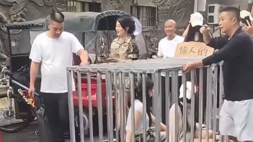 陸「2女1狗」遭關籠遊街！警逮9人揭內幕