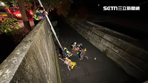 南投2機車撞護欄翻落水溝　竟是無照酒駕