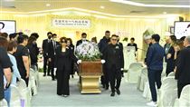 李玟追思直播忘關麥！二姊哭喊他害死我妹