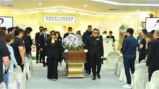 李玟追思直播忘關麥！二姊哭喊他害死我妹