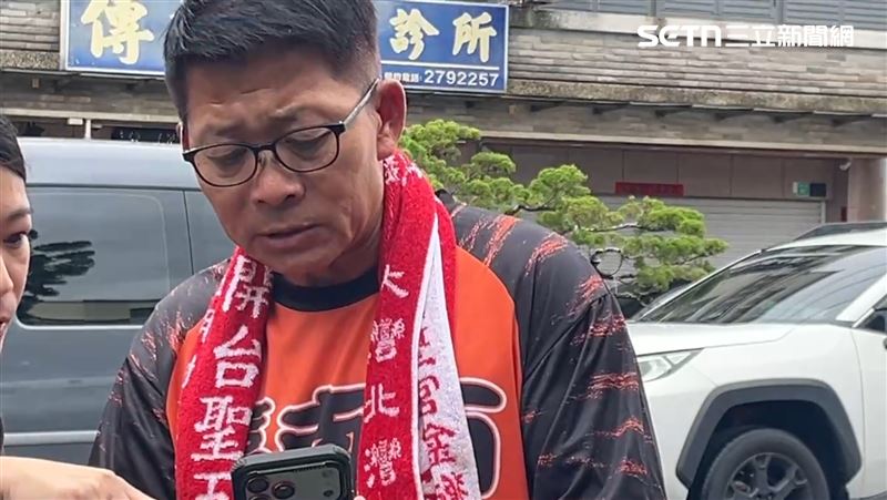台南市議員郭鴻儀協助將位移的下水道孔蓋回，不慎踩空掉落摔進箱涵。（圖／記者徐士庭攝影）