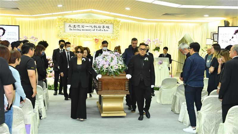 關於李玟死亡當下的細節，過去曾有多方說法流傳，包括送醫途中疑似大量嘔吐導致呼吸困難、缺氧，以及到院時已失去意識等情況。（圖／家屬提供）