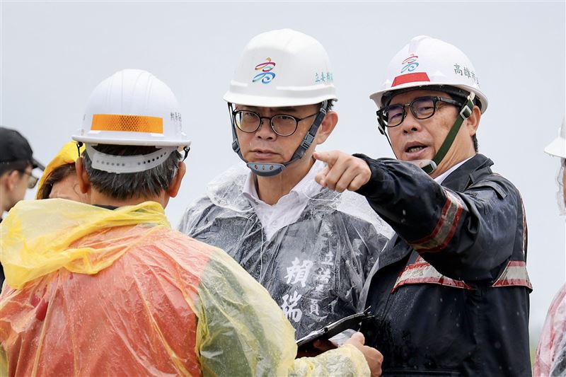 賴瑞隆半天跑七場勘災行程，並與市長陳其邁前往湖內區，視察西挖支線分流箱涵運作情形。（圖／賴瑞隆辦公室提供）