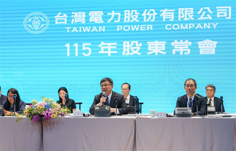 台電今(26)日召開2026年股東常會，由台電董事長曾文生(前排右2)主持，並由總經理郭天合(前排右1)向股東說明2025年營業報告。台電去年收入總額9,726億元、支出8,970億元，稅前淨利756億元，減除所得稅費用後，稅後淨利為746億元；至去年底累積虧損3,511億元，台電指出，今年1到4月虧損為90億元，與去年同期相比，已改善225億元，減幅約7成。惟受中東戰事等地緣政治影響，國際燃料價格再度攀升，中油公司於4、5月連續調漲電業天然氣價格，致使台電發購電燃料支出增加。台電將密切關注燃料價格波動，同時精進燃料採購、開源節流策略，強化財務體質，全力減少虧損，並持續爭取財務改善資源。（圖／台電提供）