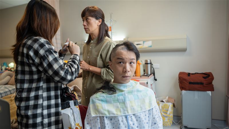 派翠克為戲勇敢落髮。（圖／大愛提供）
