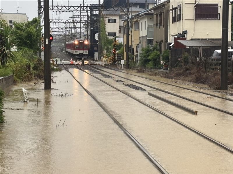 大雨造成日本淹水，附近鐵軌遭暴雨淹沒。（圖／美聯社／達志影像）