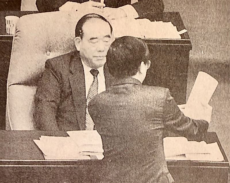 前總統陳水扁曬出舊照，擔任立委的他與時任閣揆郝柏村因雪隧是否興建問題對峙。（圖／陳水扁threads）