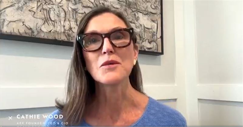 外號「木頭姐」的伍德（Cathie Wood）依然堅定看好AI晶片新秀Cerebras。隨著該檔股票因財測不如預期崩跌，甚至失守發行價之際，木頭姐旗下基金豪砸約7億台幣狂掃9.9萬股，以真金白銀展現力挺態度。（圖／翻攝自X平台 @CathieDWood）