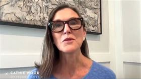 外號「木頭姐」的伍德（Cathie Wood）依然堅定看好AI晶片新秀Cerebras。隨著該檔股票因財測不如預期崩跌，甚至失守發行價之際，木頭姐旗下基金豪砸約7億台幣狂掃9.9萬股，以真金白銀展現力挺態度。（圖／翻攝自X平台 @CathieDWood）