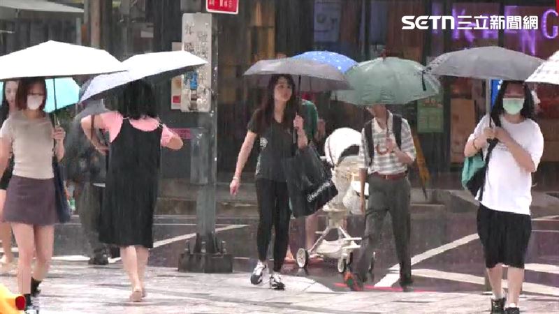 中央氣象署發布大雷雨訊息,苗栗、台中列陸上警戒區,恐有短延時強降雨、強陣風及雷擊,民眾外出應慎防低能見度與積淹水。(示意圖/三立資料照)