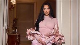 美國話題女星金卡戴珊（Kim Kardashian）近日在節目中首度深入談及與前夫饒舌歌手Ye（原名Kanye West）的婚姻生活。（圖／翻攝自金卡戴珊IG）