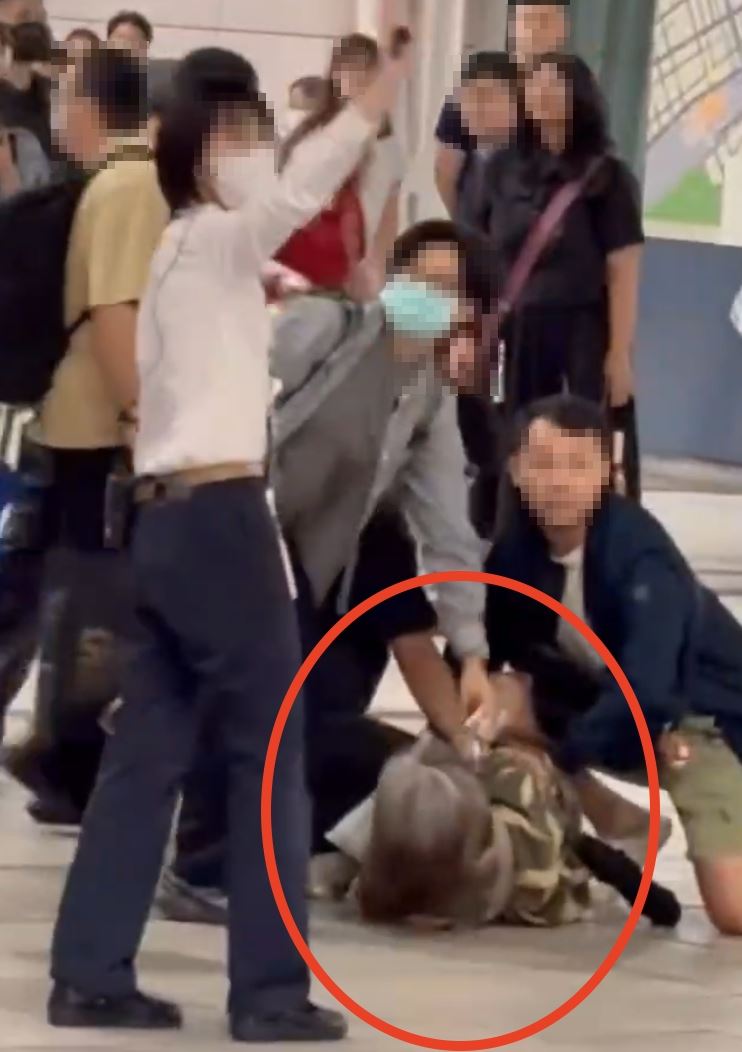 70歲的施女在高鐵左營站失控，遭強制送醫。（圖／翻攝自記者爆料網）