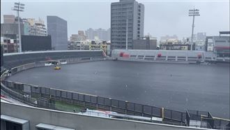 新竹棒球場無積水畫面流出！大雨驗收排水