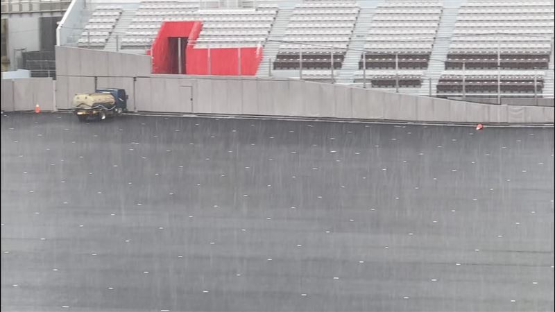 儘管當時新竹正下著大雨，棒球場內部平整的地面上並未出現明顯積水，車輛亦在場內進行工程作業。圖／翻攝自threads ching_yuyuyu）
